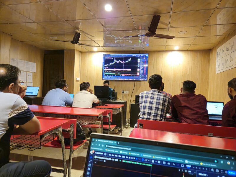 Live chart session on the classroom screen at NS Trading Academy