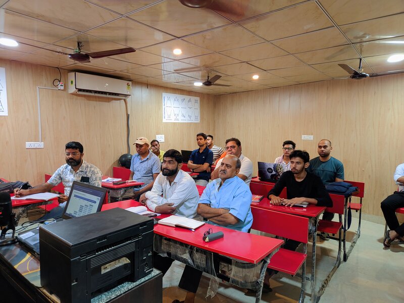 Students seated in class during a technical analysis lecture